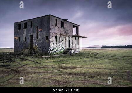 La torre di controllo derelict sul disusato WW2 RAF Davidstow Airfield su Bodmin Moor in Cornovaglia. Foto Stock