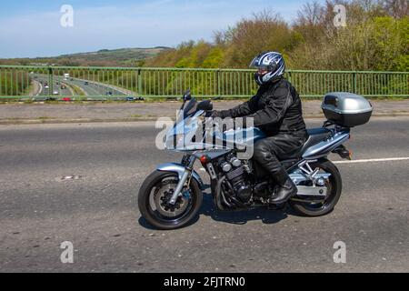 2003 Yamaha Fazer; motociclista; trasporto a due ruote, motociclette, veicoli su strade britanniche, motociclette, motociclette, motociclette che guidano a Manchester, Regno Unito Foto Stock