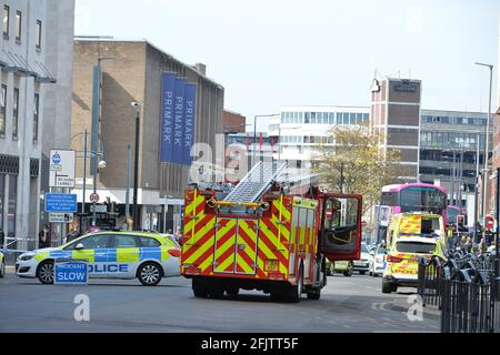 Leicester, Leicestershire, Regno Unito 26 aprile 2021. Notizie del Regno Unito. La polizia e i servizi di emergenza assistono a un grave incidente su Charles Street a Leicester. Alex Hannam/Alamy Live News Foto Stock