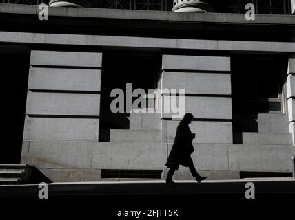 New York, Stati Uniti. 26 Apr 2021. I pedoni camminano su Wall Street a New York City lunedì 26 aprile 2021. Foto di John Angelillo/UPI Credit: UPI/Alamy Live News Foto Stock