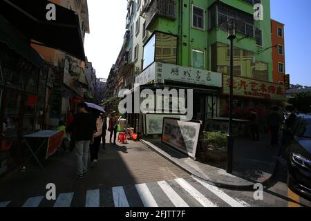 Shenzhen, Guangdong Cina- Marzo 10 2018: Lavoratore disegnato nel villaggio di Dafen. La zona è un villaggio artista per la produzione di repliche di opere d'arte A. Foto Stock