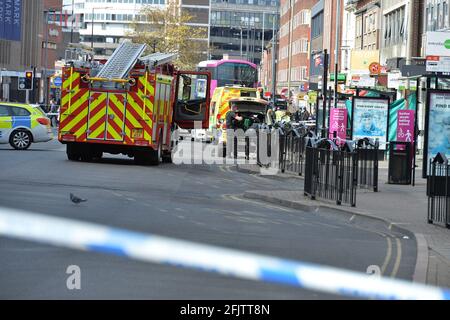 Leicester, Leicestershire, Regno Unito 26 aprile 2021. Notizie del Regno Unito. La polizia e i servizi di emergenza assistono a un grave incidente su Charles Street a Leicester. Alex Hannam/Alamy Live News Foto Stock