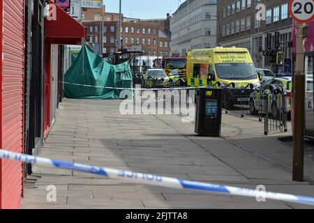 Leicester, Leicestershire, Regno Unito 26 aprile 2021. Notizie del Regno Unito. La polizia e i servizi di emergenza assistono a un grave incidente su Charles Street a Leicester. Alex Hannam/Alamy Live News Foto Stock