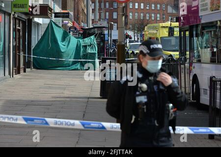 Leicester, Leicestershire, Regno Unito 26 aprile 2021. Notizie del Regno Unito. La polizia e i servizi di emergenza assistono a un grave incidente su Charles Street a Leicester. Alex Hannam/Alamy Live News Foto Stock