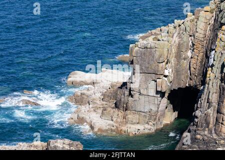 Land's End, Cornovaglia, Regno Unito, 26 aprile 2021, le persone si sono goduti la vista incredibile e il glorioso sole sulla fine di Land in Cornovaglia. I venti forti si sono attenuati dopo i venti raffrontati nel fine settimana. I visitatori hanno cenato all'Alfresco e hanno anche gustato un gelato.Credit: Keith Larby/Alamy Live News Foto Stock