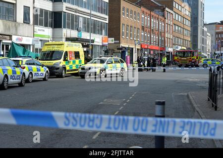 Leicester, Leicestershire, Regno Unito 26 aprile 2021. Notizie del Regno Unito. La polizia e i servizi di emergenza assistono a un grave incidente su Charles Street a Leicester. Alex Hannam/Alamy Live News Foto Stock