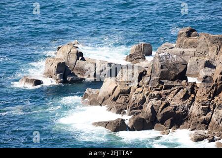 Land's End, Cornovaglia, Regno Unito, 26 aprile 2021, le persone si sono goduti la vista incredibile e il glorioso sole sulla fine di Land in Cornovaglia. I venti forti si sono attenuati dopo i venti raffrontati nel fine settimana. I visitatori hanno cenato all'Alfresco e hanno anche gustato un gelato.Credit: Keith Larby/Alamy Live News Foto Stock