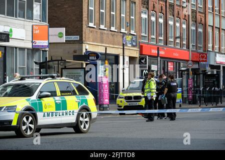 Leicester, Leicestershire, Regno Unito 26 aprile 2021. Notizie del Regno Unito. La polizia e i servizi di emergenza assistono a un grave incidente su Charles Street a Leicester. Alex Hannam/Alamy Live News Foto Stock