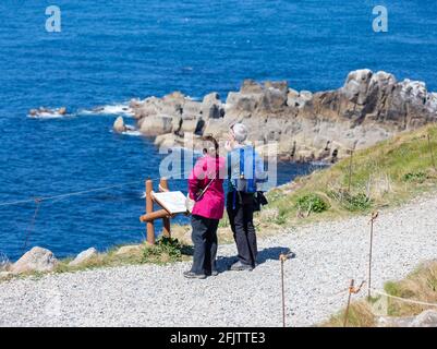 Land's End, Cornovaglia, Regno Unito, 26 aprile 2021, le persone si sono goduti la vista incredibile e il glorioso sole sulla fine di Land in Cornovaglia. I venti forti si sono attenuati dopo i venti raffrontati nel fine settimana. I visitatori hanno cenato all'Alfresco e hanno anche gustato un gelato.Credit: Keith Larby/Alamy Live News Foto Stock