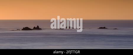 Land's End, Regno Unito - 14 ottobre 2020: Tramonto d'autunno sulla fine di Land con la casa di luci delle navi da palangari, la roccia Armed Knight e l'ar naturale Enys Dodnan Foto Stock