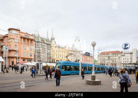 Tram in Piazza Ban Jelačić, Zagabria, Croazia Foto Stock