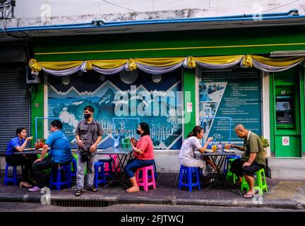 La gente cena in un ristorante all'aperto nella zona di Chinatown a Bangkok, Thailandia Foto Stock