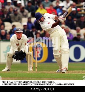 Mohamed Azzharuddin colpisce la palla per sei alec stewart wicket keeper Cricket England V India Texaco un giorno Internazionale Foto Stock