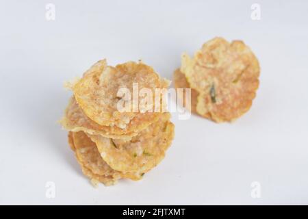 Keripik tempe , cracker tempeh in un piatto. Spuntino tradizionale indonesiano. Sfondo bianco Foto Stock