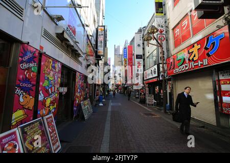 Tokyo - Giappone - 15 Gennaio 2018: street view nella zona di Kabukicho a Tokyo. kabukicho è un divertimento e il quartiere a luci rosse di Shinjuku, Tokyo Foto Stock