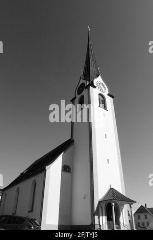 Immagine verticale in scala di grigi di una chiesa cattolica Foto Stock