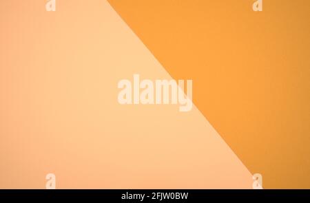 Neutro pastello rosa, giallo bruciato sienna colori bicolore carta bianca sfondo astratto. Foto Stock