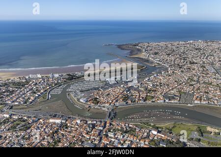 Francia, Vendee, Saint Gilles Croix de vie, la città, il porto turistico e la spiaggia Grande Plage (vista aerea) Foto Stock