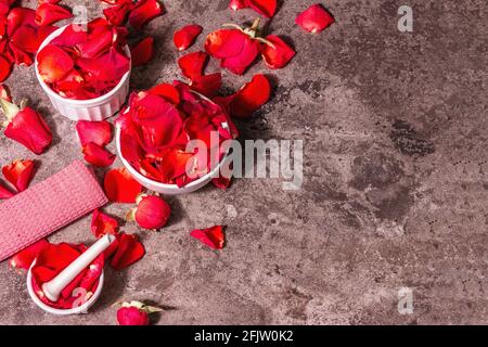 Rosewater con petali di rosa. Fare essenza di rosa organica per cucinare Kerala India. Olio essenziale, aromaterapia, relax spa, concetto di cosmetica. Modalità Foto Stock