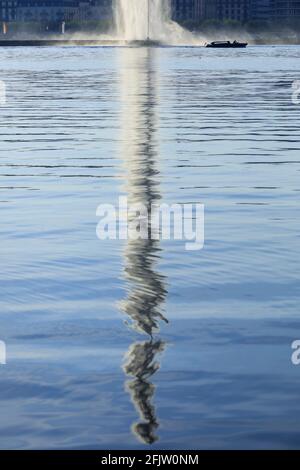 Svizzera, Cantone di Ginevra, Ginevra, il Jet d'Eau sul Lago Leman, riflessioni in acqua Foto Stock
