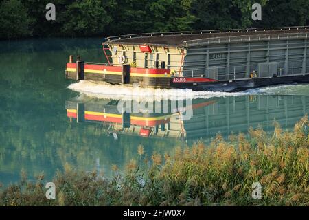 Svizzera, Cantone di Ginevra, Vernier, navigazione di una chiatta sul fiume Rodano Foto Stock
