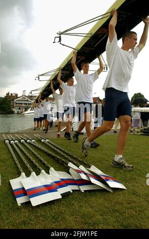 IL GIORNO DI APERTURA DELLA REGATA HENLEY ROYAL L'EQUIPAGGIO DA SCHILLER SCHULE PORTARE LA BARCA DALL'ACQUA DOPO PERDERE IL LORO CALORE..2/7/03 PILSTON Foto Stock