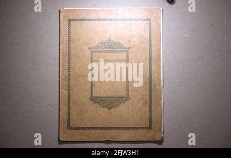 Copertina del vecchio libro. Copertina del libro vintage. Copertina del libro con ornamento Foto Stock