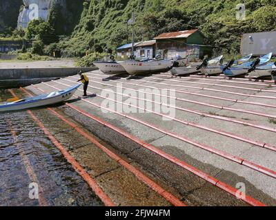 Giappone, isola di Hokkaido, Shiroiwacho, distretto di Yoichi, porto di pesca, pescatore Foto Stock