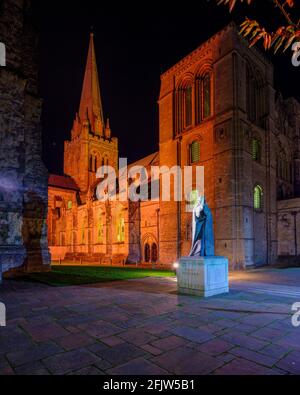 Chichester, Regno Unito - 13 novembre 2020: Viste notturne della cattedrale di Chichester e della croce del mercato, West Sussex, Regno Unito Foto Stock