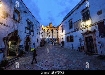 Italia, Puglia, Ostuni, la città bianca, il centro storico, Arco Scoppa eretto nel 1750 tra il Palazzo Vescovile e il Palazzo del Seminario Foto Stock