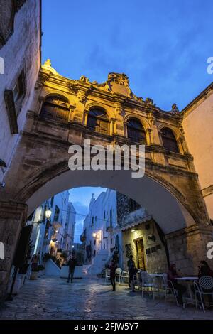 Italia, Puglia, Ostuni, la città bianca, il centro storico, Arco Scoppa eretto nel 1750 tra il Palazzo Vescovile e il Palazzo del Seminario Foto Stock