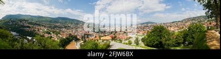 Vista panoramica di Sarajevo la capitale della Bosnia ed Erzegovina. Case, montagne, colline e sui tetti della città visto da sopra Foto Stock
