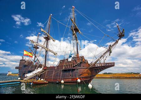 France, Finistère (29), Douarnenez, El Galeon ou Galeón Andalucía, rélique d'un galion espagnol du XVie siècle, sur le port du Rosmeur pendant le festival Maritime Temps Fête 2018 Foto Stock