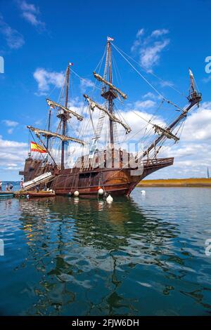 France, Finistère (29), Douarnenez, El Galeon ou Galeón Andalucía, rélique d'un galion espagnol du XVie siècle, sur le port du Rosmeur pendant le festival Maritime Temps Fête 2018 Foto Stock