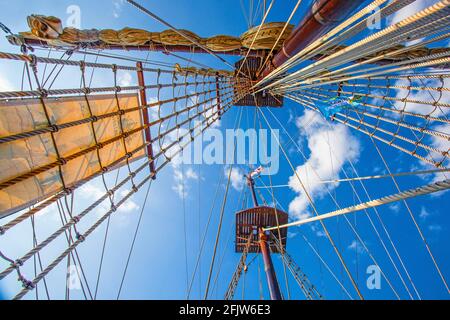 France, Finistère (29), Douarnenez, El Galeon ou Galeón Andalucía, rélique d'un galion espagnol du XVie siècle, sur le port du Rosmeur pendant le festival Maritime Temps Fête 2018 Foto Stock