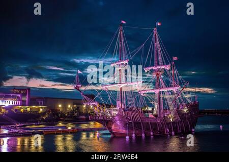 France, Finistère (29), Douarnenez, El Galeon ou Galeón Andalucía, rélique d'un galion espagnol du XVie siècle, sur le port du Rosmeur pendant le festival Maritime Temps Fête 2018 Foto Stock