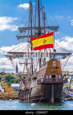 France, Finistère (29), Douarnenez, El Galeon ou Galeón Andalucía, rélique d'un galion espagnol du XVie siècle, sur le port du Rosmeur pendant le festival Maritime Temps Fête 2018 Foto Stock