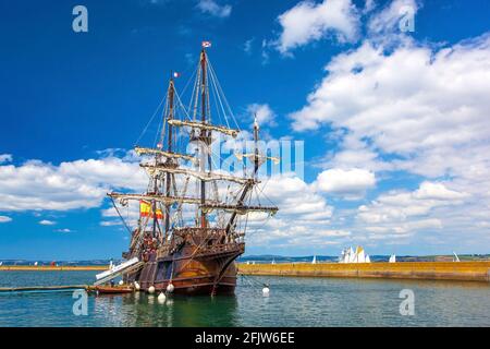 France, Finistère (29), Douarnenez, El Galeon ou Galeón Andalucía, rélique d'un galion espagnol du XVie siècle, sur le port du Rosmeur pendant le festival Maritime Temps Fête 2018 Foto Stock