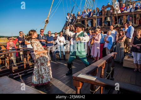 Francia, Finistère (29), Douarnenez, animazione costumée de la troupe la Marie Claudine à bord du El Galeon, réplique d'un galion espagnol du XVie siècle, port du Rosmeur, festival marittimo Temps Fête 2018 Foto Stock