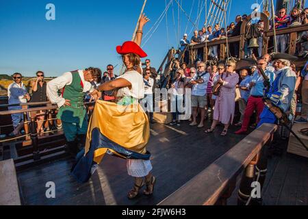 Francia, Finistère (29), Douarnenez, animazione costumée de la troupe la Marie Claudine à bord du El Galeon, réplique d'un galion espagnol du XVie siècle, port du Rosmeur, festival marittimo Temps Fête 2018 Foto Stock