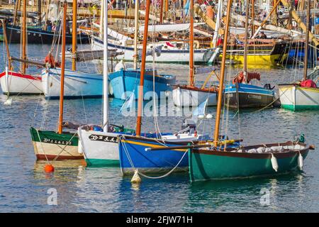 France, Finistère (29), Douarnenez, voiliers et vieux gréements en baie de Douarnenez sur le port du Rosmeur, festival Maritime Temps Fête 2018 Foto Stock