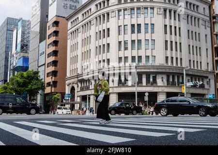 Tokyo, Giappone. 25 Apr 2021. Una donna che indossa una maschera facciale come misura preventiva contro COVID-19 cammina nel distretto di Ginza durante la 'settimana d'oro' annuale del Giappone. (Foto di James Matsumoto/SOPA Images/Sipa USA) Credit: Sipa USA/Alamy Live News Foto Stock