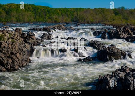 Un lungo colpo di esposizione delle acque del Potomac che cade sulle cascate. Foto Stock