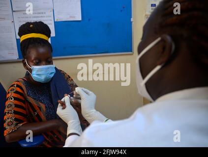 Kampala, Uganda. 26 Apr 2021. Un operatore sanitario esegue un test diagnostico rapido durante un campo di salute sulla malaria di un giorno a Kampala, Uganda, il 26 aprile 2021. Credit: Nicholas Kajoba/Xinhua/Alamy Live News Foto Stock