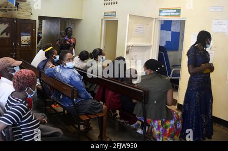 Kampala, Uganda. 26 Apr 2021. La gente frequenta un campo di salute per la malaria di un giorno a Kampala, Uganda, 26 aprile 2021. Credit: Nicholas Kajoba/Xinhua/Alamy Live News Foto Stock