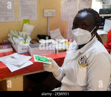 Kampala, Uganda. 26 Apr 2021. Un operatore sanitario mostra un kit di test diagnostici rapidi durante un campo di salute sulla malaria di un giorno a Kampala, Uganda, il 26 aprile 2021. Credit: Nicholas Kajoba/Xinhua/Alamy Live News Foto Stock