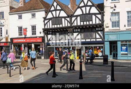 Salisbury, Wiltshire, Inghilterra, Regno Unito. 2021. I vistori e gli acquirenti di Queen Street si mescolano con gli agenti di polizia in pattuglia. Foto Stock