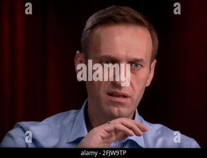 New York, New York, USA - LE organizzazioni politiche e anticorruzione DI ALEXEY NAVALNY sono sotto attacco dal procuratore capo di Moskows, che sta cercando di fuorilegge come gruppi estremisti. FOTO DEL FILE. 25 Apr 2021. 18 ottobre 2020, Berlino, Germania - '60 minutes' conduce un'intervista con ALEXEY NAVALNY dopo che aveva recuperato dal tentativo sulla sua vita con l'agente nervoso, Novichok. Credit: CBS/60 minutes/ZUMA Wire/Alamy Live News Foto Stock
