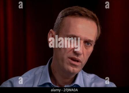 New York, New York, USA - LE organizzazioni politiche e anticorruzione DI ALEXEY NAVALNY sono sotto attacco dal procuratore capo di Moskows, che sta cercando di fuorilegge come gruppi estremisti. FOTO DEL FILE. 25 Apr 2021. 18 ottobre 2020, Berlino, Germania - '60 minutes' conduce un'intervista con ALEXEY NAVALNY dopo che aveva recuperato dal tentativo sulla sua vita con l'agente nervoso, Novichok. Credit: CBS/60 minutes/ZUMA Wire/Alamy Live News Foto Stock