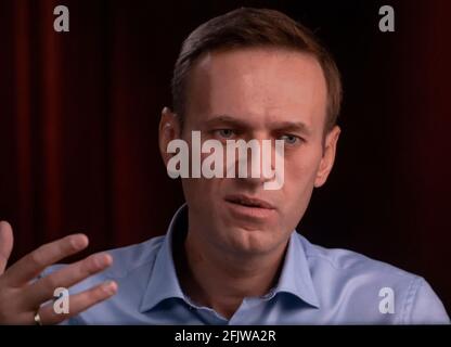 New York, New York, USA - LE organizzazioni politiche e anticorruzione DI ALEXEY NAVALNY sono sotto attacco dal procuratore capo di Moskows, che sta cercando di fuorilegge come gruppi estremisti. FOTO DEL FILE. 25 Apr 2021. 18 ottobre 2020, Berlino, Germania - '60 minutes' conduce un'intervista con ALEXEY NAVALNY dopo che aveva recuperato dal tentativo sulla sua vita con l'agente nervoso, Novichok. Credit: CBS/60 minutes/ZUMA Wire/Alamy Live News Foto Stock